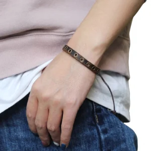 Verstellbarer Vintage braun Leder Gothic Armband am Handgelenk getragen Seitenansicht Profil zeigt Zugschnur Verschluss und Passform Anpassung