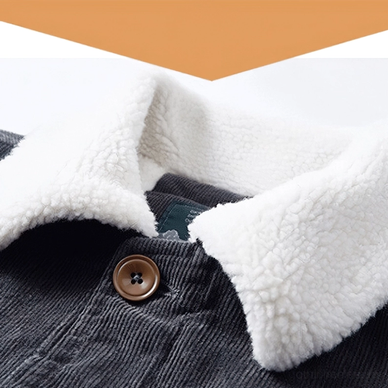 Detailaufnahme: Braune Knopfverschlüsse und Brusttasche mit weißem Sherpa-Besatz auf dunkler Cordsamtfläche – Gothic Jacket Handwerk