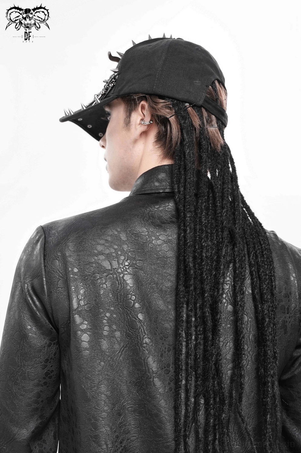 Bullschädel Spike Gothic Baseball Kappe – Lifestyle-Ansicht mit Punk-Ästhetik-Styling und dunklem Outfit