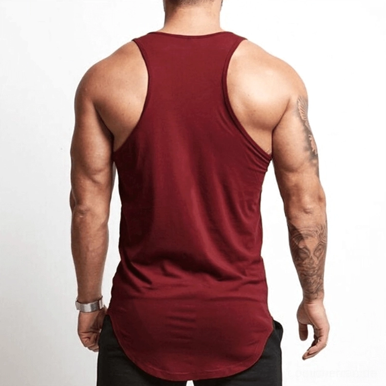 Burgund Rot Gothic Herren Muskelshirt ärmellos, Rückenansicht mit Racerback-Schnitt, athletisches Dark-Fashion-Essentials-Tank-Top