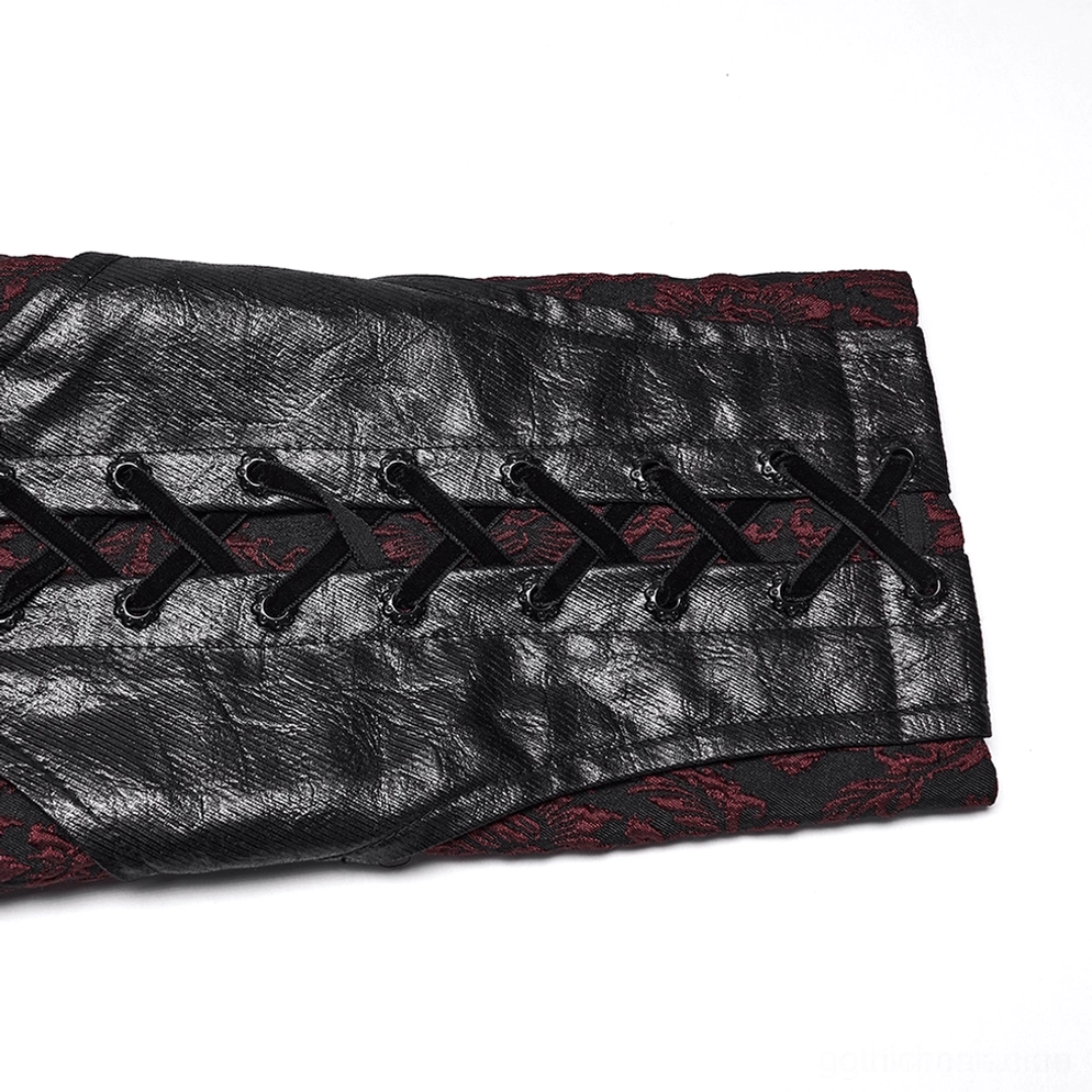 Vollständige Länge des burgunderroten gotischen Jacquard-Mantels auf männlichem Modell zeigend komplette Silhouette, Fledermaus-Kragen, asymmetrischer Saum und Styling-Potential