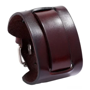 Burgunderbraunes Echtleder Gothic Cuff Armband mit doppellagigem Design und silberner Metallschließe in Detailansicht