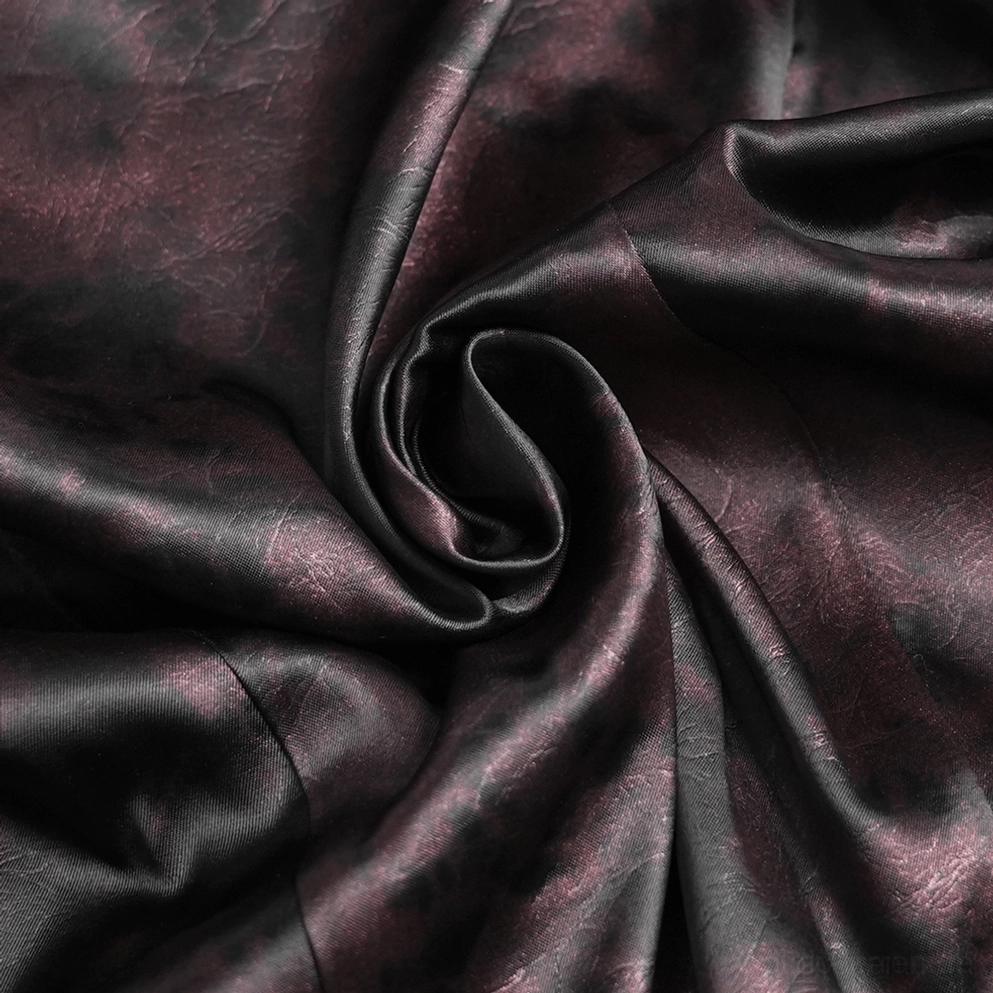 Gothic burgunderrotes Hemd Tragedetail - verzierte Knöpfe und vordere Knopfleiste auf anliegender Torsobekleidung
