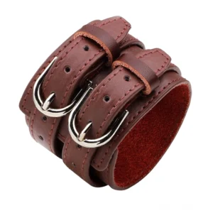 Burgunderrotes Leder Gothic Manschetten-Armband mit rotem Wildleder-Innenfutter und silberner Metallverzierung, luxuriöser Textur-Kontrast des Doppel-Riemen-Designs