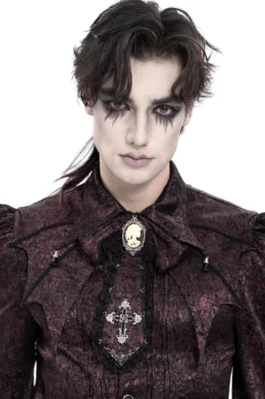 Frontale Ansicht eines männlichen Goth-Modells, das eine burgundy Kamee-Kreuz-Spitzenkrawatte mit formeller gotischer Kleidung trägt – elegant, dramatisch, dunkel