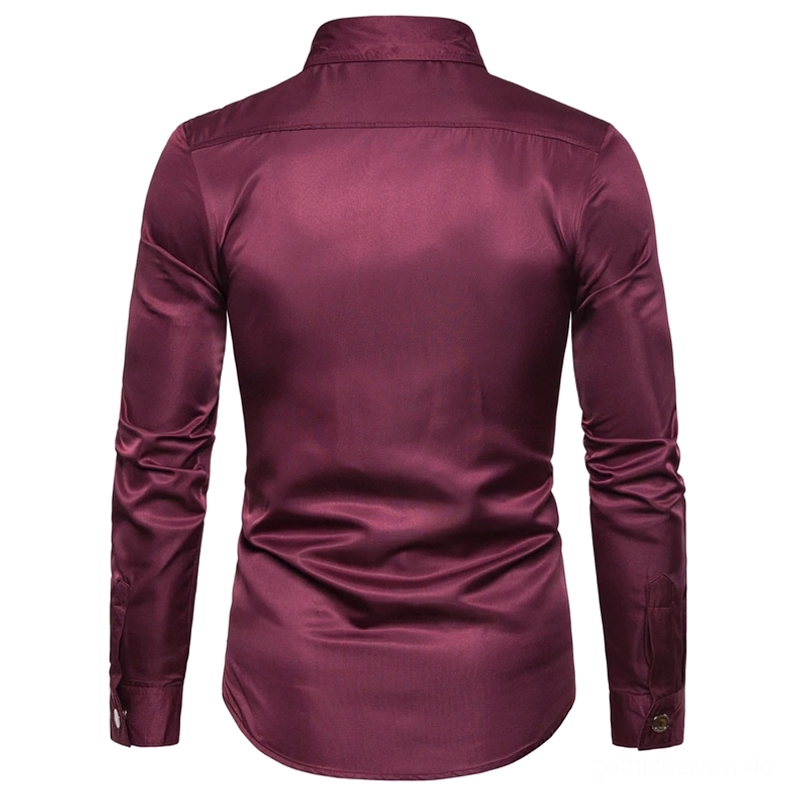 Burgund-rotes Gothic-Hemd Rückansicht mit geschmeidiger Satin-ähnlicher Stoffoberfläche und klassischem Design