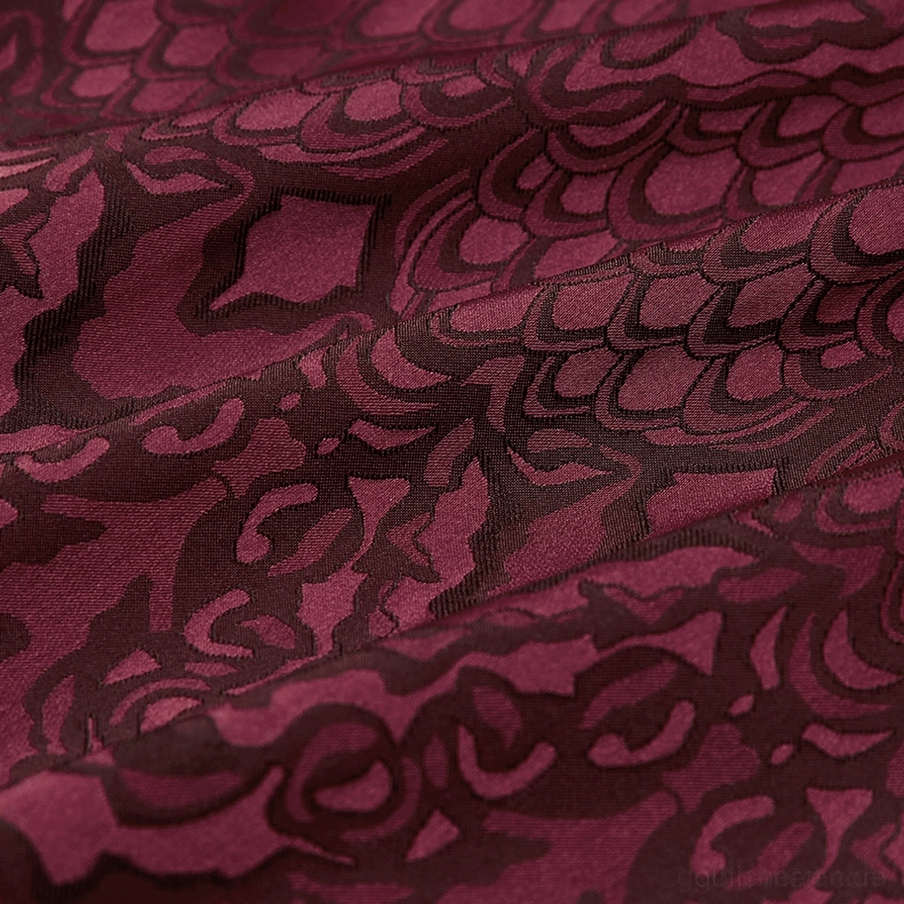 Makro Nahaufnahme Burgundy Gothic Jacquard Gewebe intricate florale Damastwebung tonale Textur seidig glatte Oberfläche gotische Eleganz Materialqualität