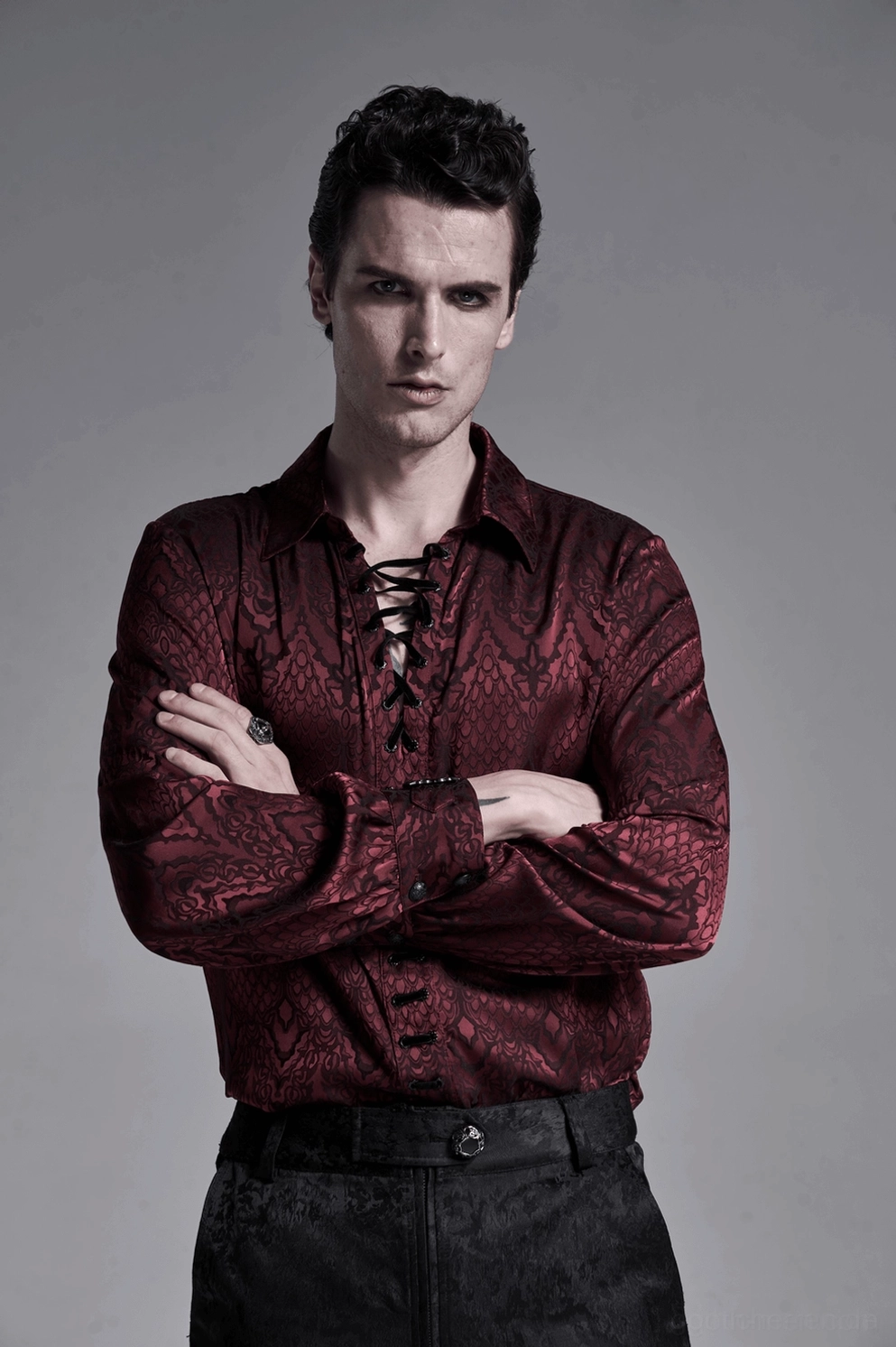 Burgundy Gothic Jacquard Schnürhemd alternative Winkelansicht vollständige Silhouette viktorianische Ornamente gotische Designelemente moderner Alternative Look