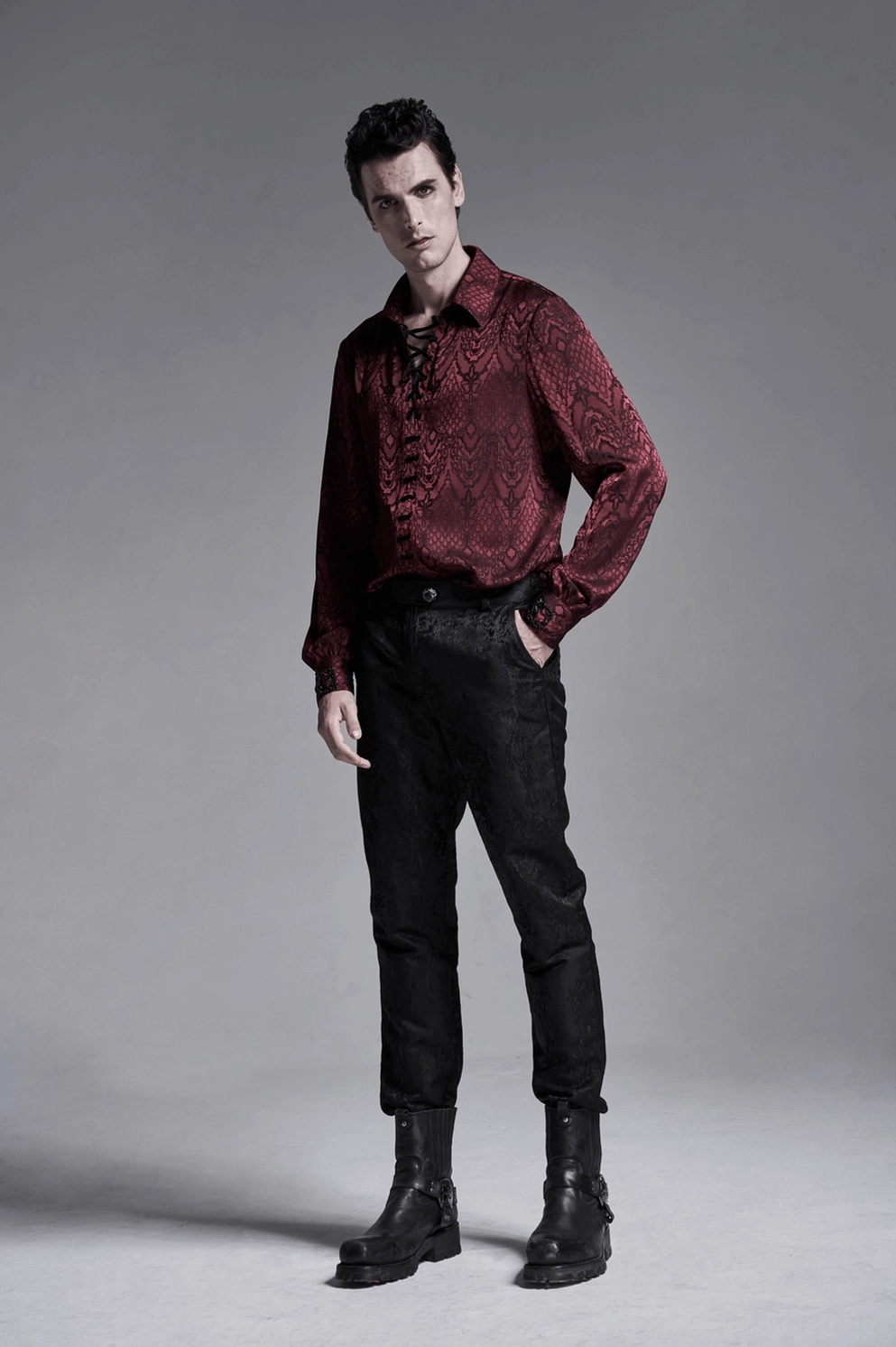 Burgundy Gothic Jacquard Schnürhemd auf Schaufensterpuppe Frontdesign fitted Silhouette ornamentale Jacquard Webung strukturierte elegante gotische Form