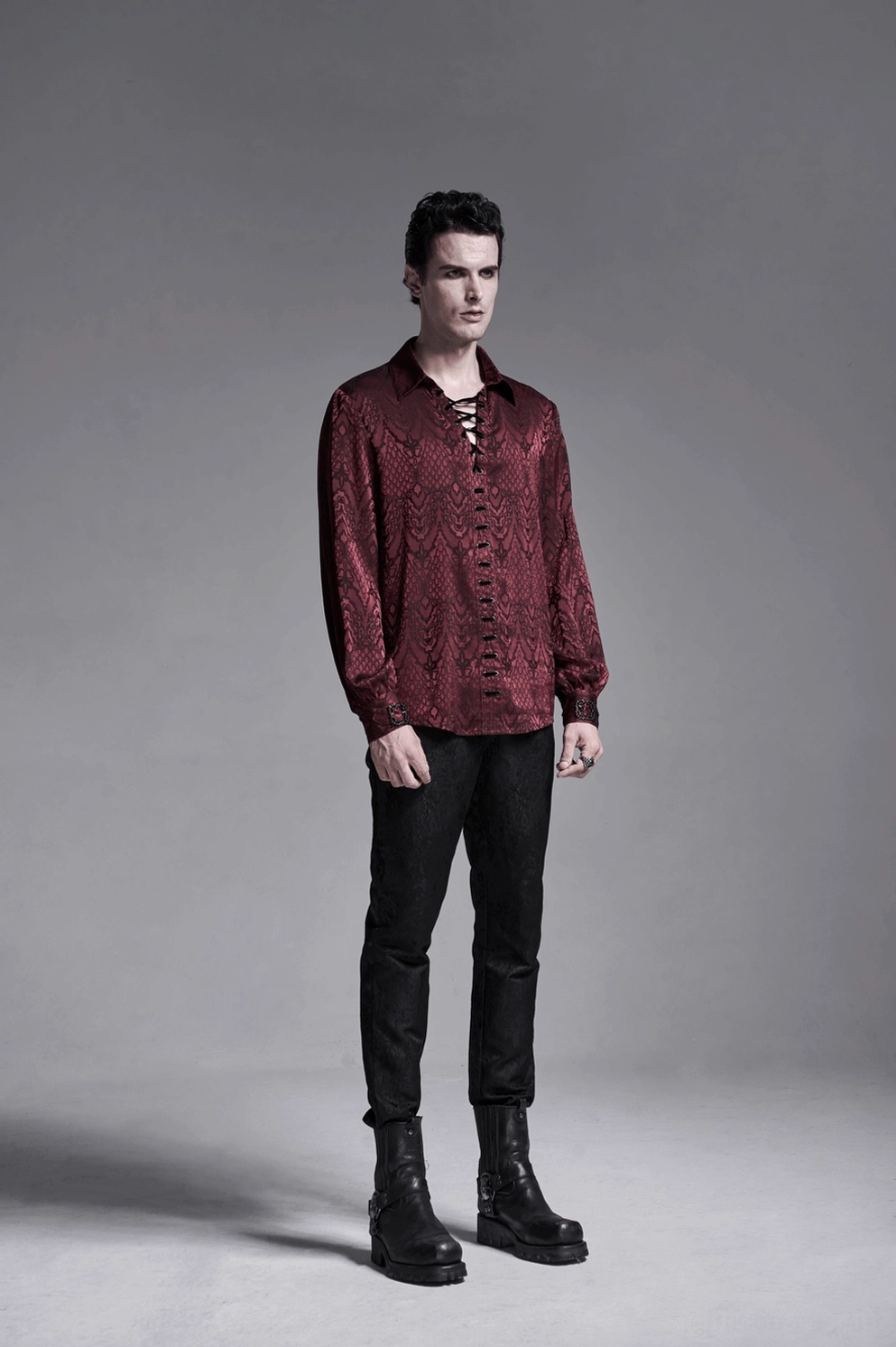 Burgundy Gothic Jacquard Schnürhemd auf Schaufensterpuppe Frontplakette Schnürdesign strukturierte tailierte Passform gotische Details Anzeigendetail