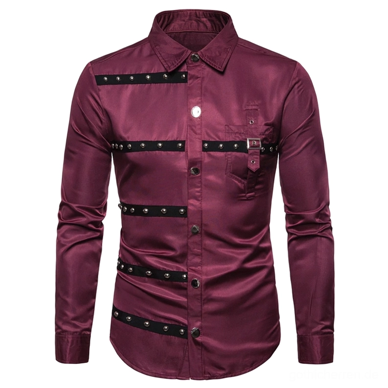 Burgund-rotes Gothic-Nieten-Hemd Vorderansicht mit dekorativen Metallnieten und asymmetrischen Straps