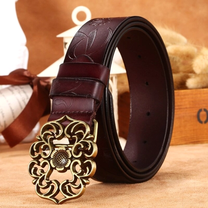 Burgundy-roter Prägeledergürtel mit floralen Prägemustern und ornamentaler Bronze Pin-Schnalle, gotisches Design, Dreiviertelseitenansicht
