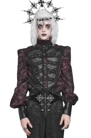 Burgundy viktorianisches Gothic Hemd mit Rüschenkragen und Kunstlederpaneelen auf Modell, präsentiert voluminöse Bischofärmel und gotische Eleganz