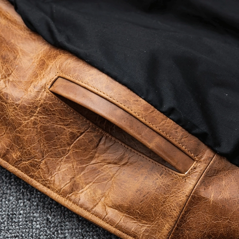 Feines Leder-Körnungsmuster und natürliche Distressing-Textur des authentischen Camel Rindsleders auf der gothic Motorradjacke