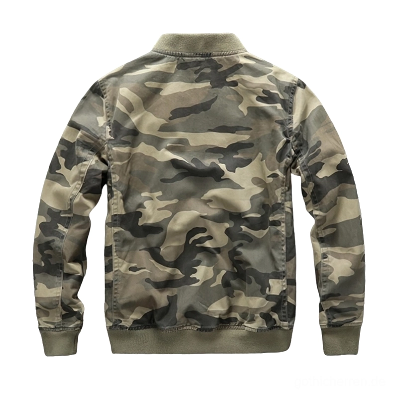 Camouflage Denim Bomberjacke Rückansicht mit vollständigem Tarnmuster, geripptem Kragen und sauberen Rücken-Steppnähten Flatlay