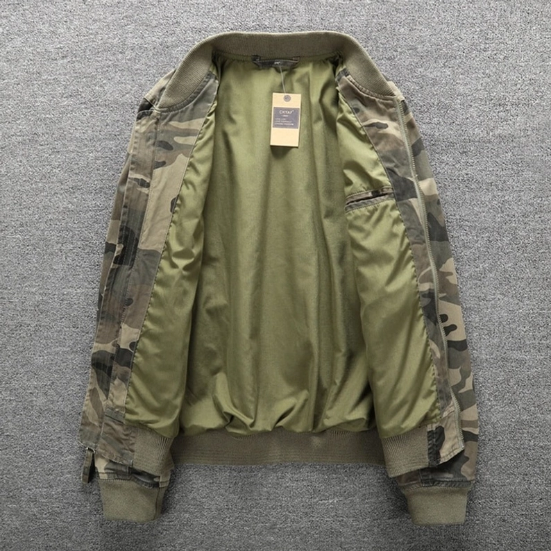 Innenfutter Detail der Camouflage Denim Bomberjacke mit olivgrünem Baumwoll-Polyester-Futter und inneren Taschen offener Vorderansicht