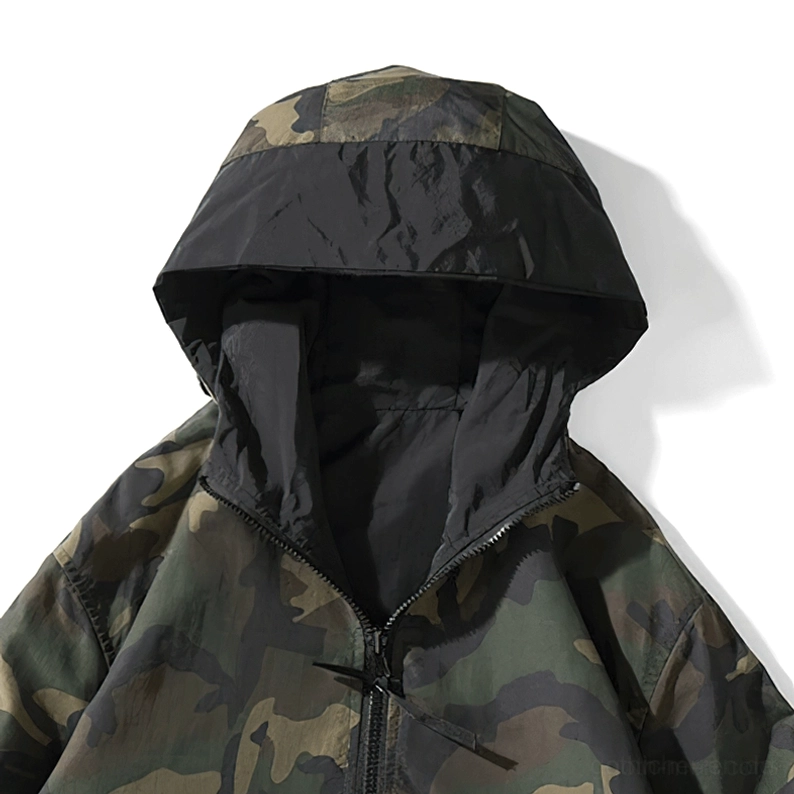 Ganzkörper-Seitenprofilansicht des Oversized-Camouflage-Gothic-Military-Kapuzenpullovers, Silhouettendemonstration, mühelose Oversized-Passform, Alternative-Dark-Fashion, dunkler Hintergrund