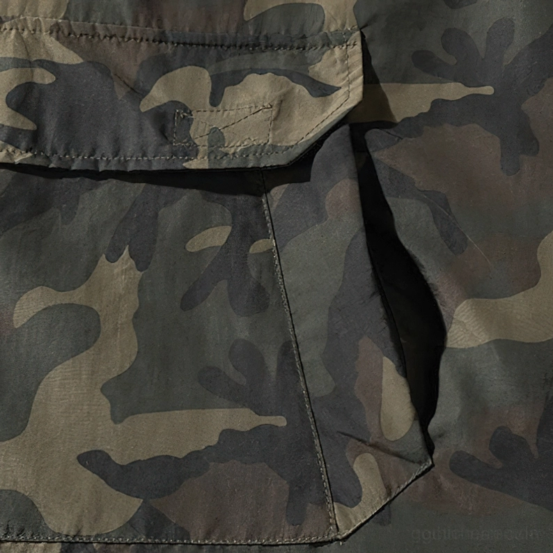 Oversized-Camouflage-Gothic-Military-Kapuzenpullover-Schicht-Demonstration mit Alternative-Fashion-Styling, Layering-Potential, Dark-Aesthetic-Ensemble, vielseitige Styling-Optionen