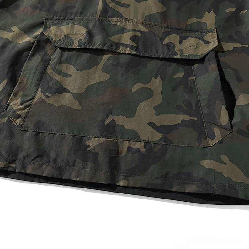 Camouflage-Tactical-Gothic-Kapuzenpullover Vorderansicht auf Modell, demonstriert zeitgenössisches Dark-Aesthetic-Wear, Half-Zip-Design, taktische Gothic-Mode-Statement, alternative fashion