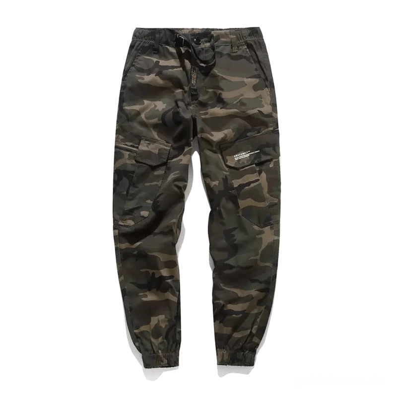 Camouflage Cargo Hose Vorderansicht Flat-Lay auf weißem Hintergrund, zeigt verstellbaren Kordelzug, Cargo-Taschen mit Klappen und verjüngte Knöchelmanschetten