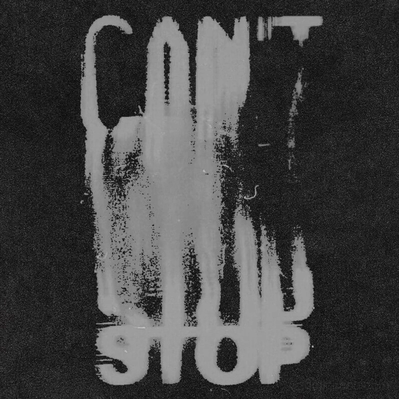 Makroaufnahme des verblassten grau CAN'T STOP Letterngrafik-Drucks auf schwarzem Baumwollstoff mit Brush-Stroke-Stil und Distressed-Effekt
