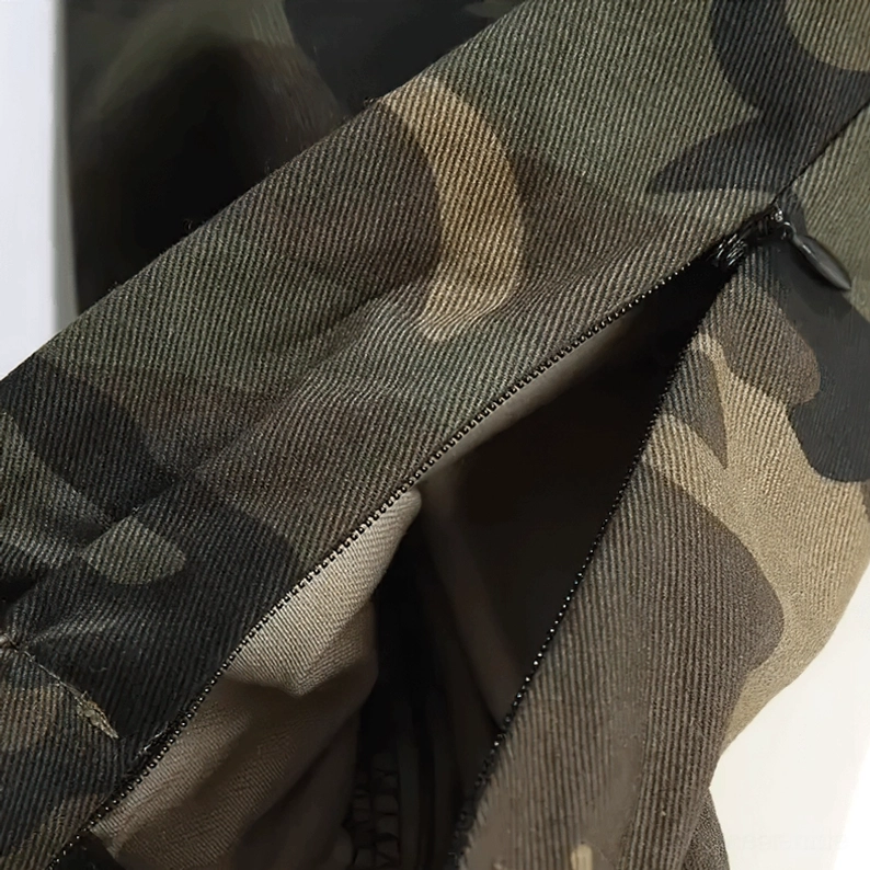 Verborgener Reißverschluss-Seitentasche der Camouflage Cargo Hose mit offener Ansicht des inneren Taschenraums und Twill-Gewebe