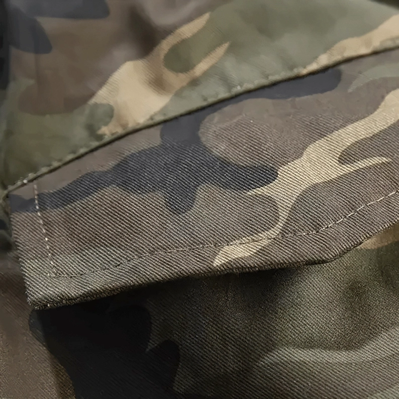 Cargo-Taschenklappe mit verstärktem Nahtwerk in Nahaufnahme zeigt hochwertige Verarbeitung des Camouflage Twill-Stoffes