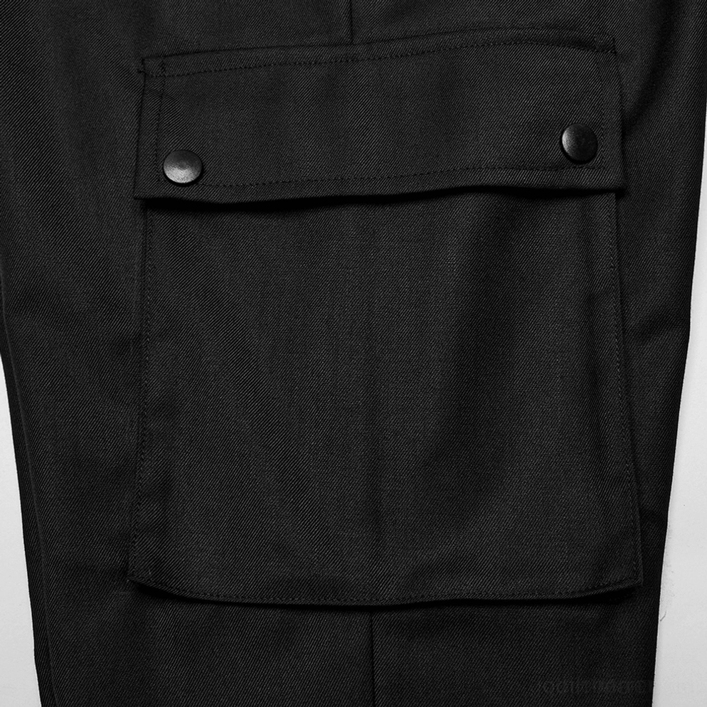 Seitliche Cargotasche mit Druckknopf-Verschluss auf schwarzer Herren-Gothic-Cargohose, Twill-Webart-Struktur deutlich sichtbar