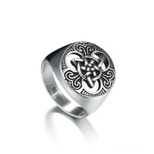 Keltischer Trinity Knot Edelstahl-Siegelring mit antiker Silberfinish und eingraviertem keltischem Muster, Vorderansicht aus schrägem Blickwinkel