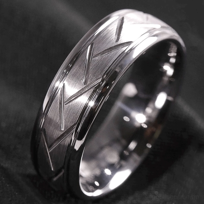 Chevron Zickzack Gothic Ring Zwei-Ton-Stil auf dunklem Stoffhintergrund, Black and Silver Varianten, Alternative Fashion Schmuck Styling, geometrisches Muster