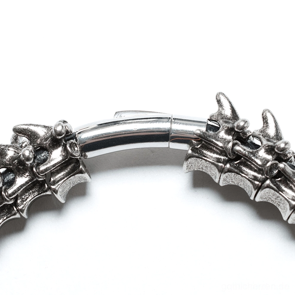 Front-Nahaufnahme des Halsbandverschlusses zeigt realistische Knochentexturierung und sicheren Schnappverschluss in Silbermetall mit Wirbeldetails