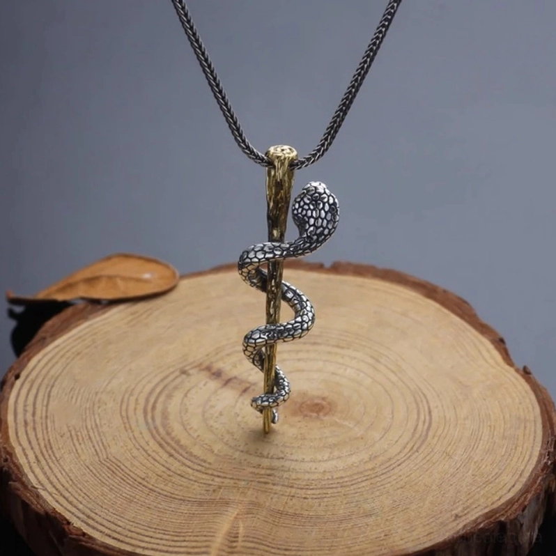 Antiksilber Cobra Staff Anhänger auf gedrehter Kette ohne Edelstein auf Holz präsentiert - Vintage Gothic Schmuck