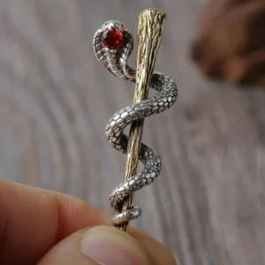 Detaillierte Nahaufnahme des Gothic Cobra Anhängers in Händen zeigt Schuppenstruktur und Bronze Staff - Alternative Schmuck Handarbeit