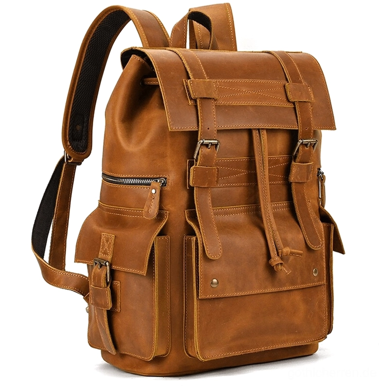 Cognac-brauner vintage Leder Gothic Rucksack mit Schnürverschluss und Vintage-Patina - Vorder-Schrägansicht Studio-Aufnahme