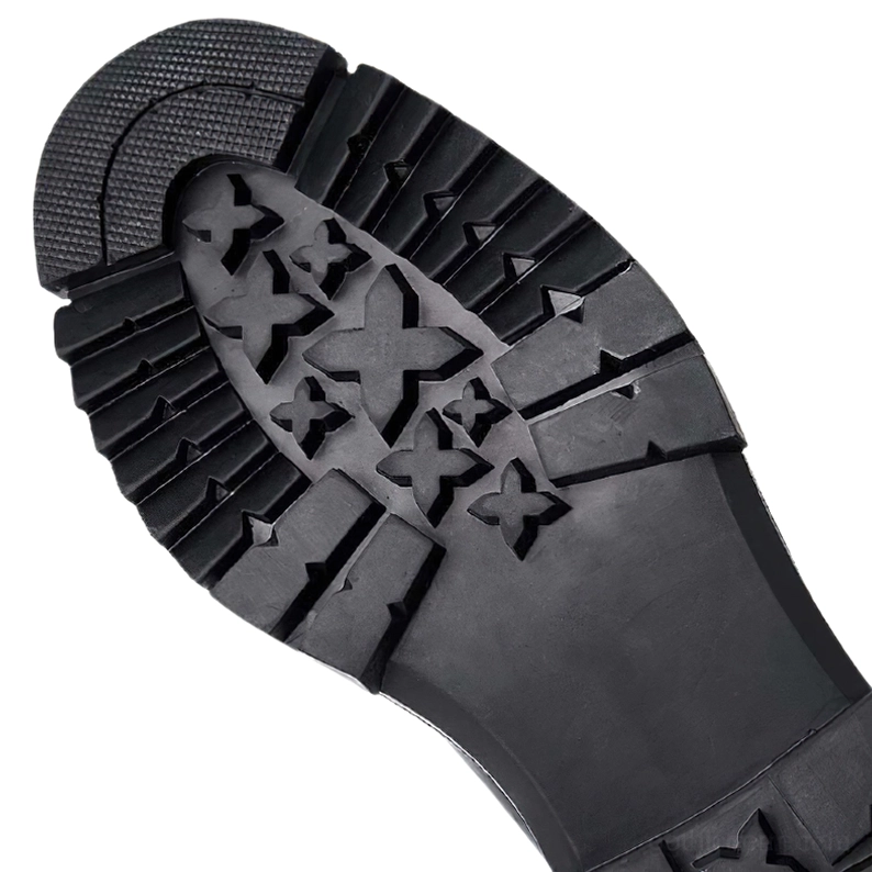 Nahaufnahme der industriellen Gummisohle mit Stern-Tread-Profil für rutschfestes Gothic-Stiefel-Griffverhalten