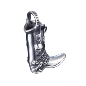 Cowboystiefel-Anhänger Seitenansicht zeigt fein gravierte Totenschädel-Details und poliertes silbernes Edelstahl-Finish mit authentischen Western-Boot-Verzierungen