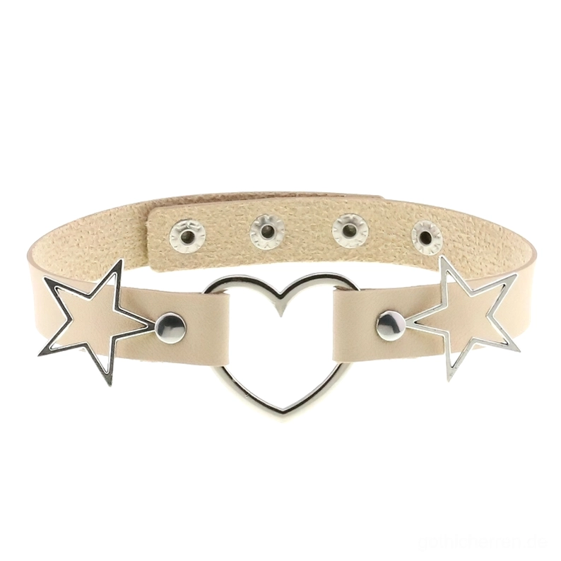 Creme-farbenes PU-Leder Choker Halsband mit silbernen Herz- und Stern-Metallakzenten, Flatlay-Display für verstellbares Gothic Choker Design