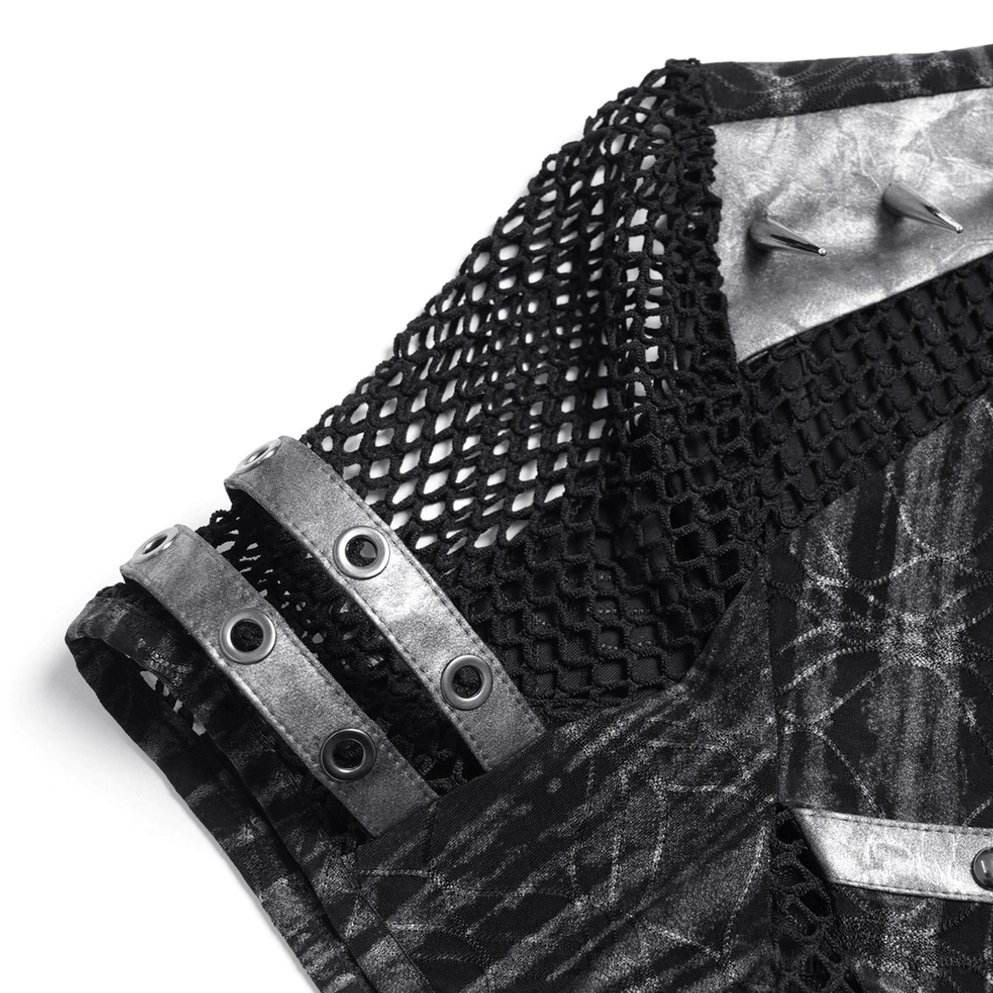 Cyber-Goth schwarzes Mesh T-Shirt mit Spike-Schultern und Nieten-Kreuz auf männlichem Model Ganzkörper-Ansicht