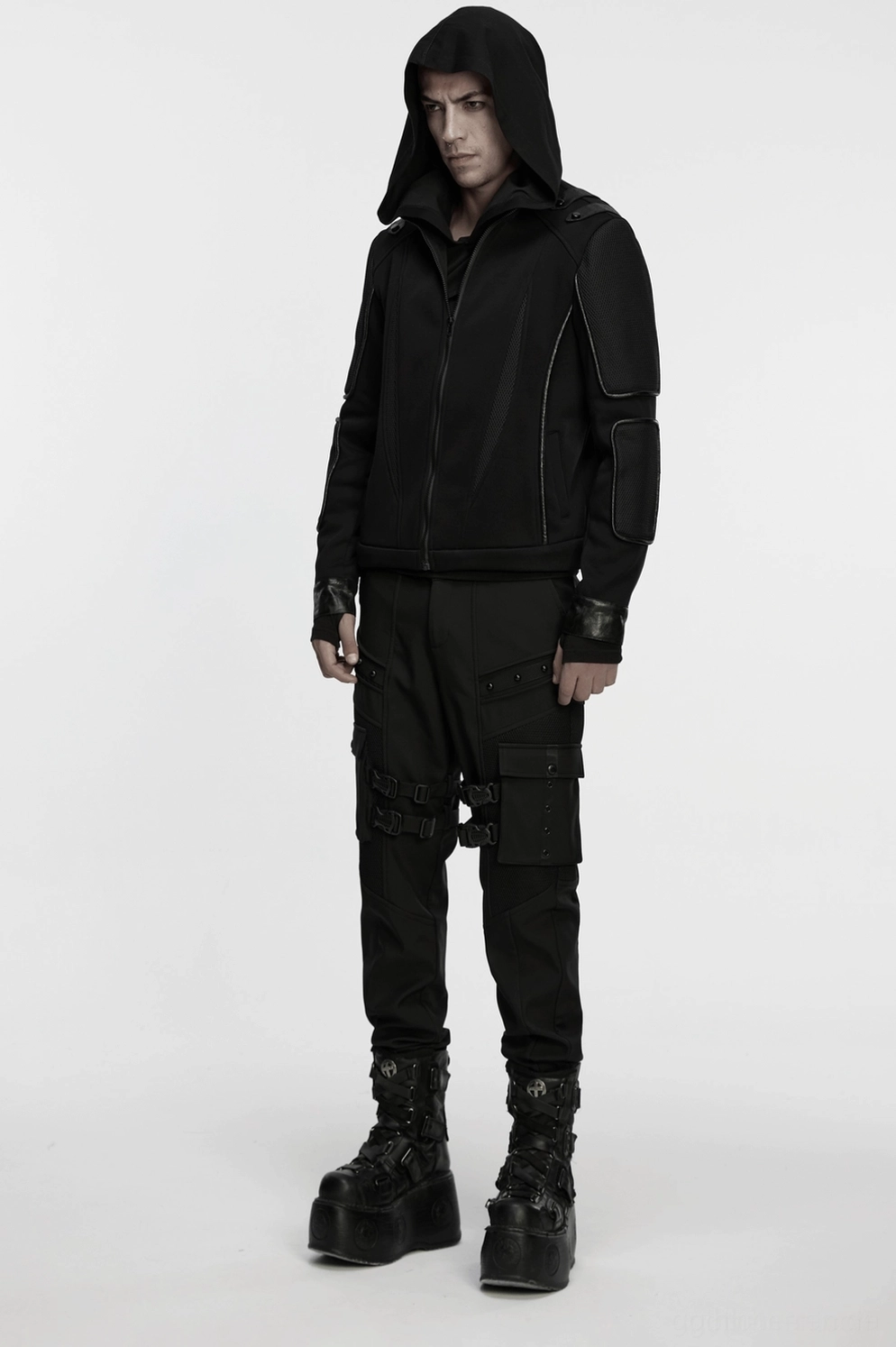 Cyberpunk Gothic Jacke Ärmel-Manschetten-Detail zeigt Materialgüte, texturierte Kanten und elastische Eigenschaften