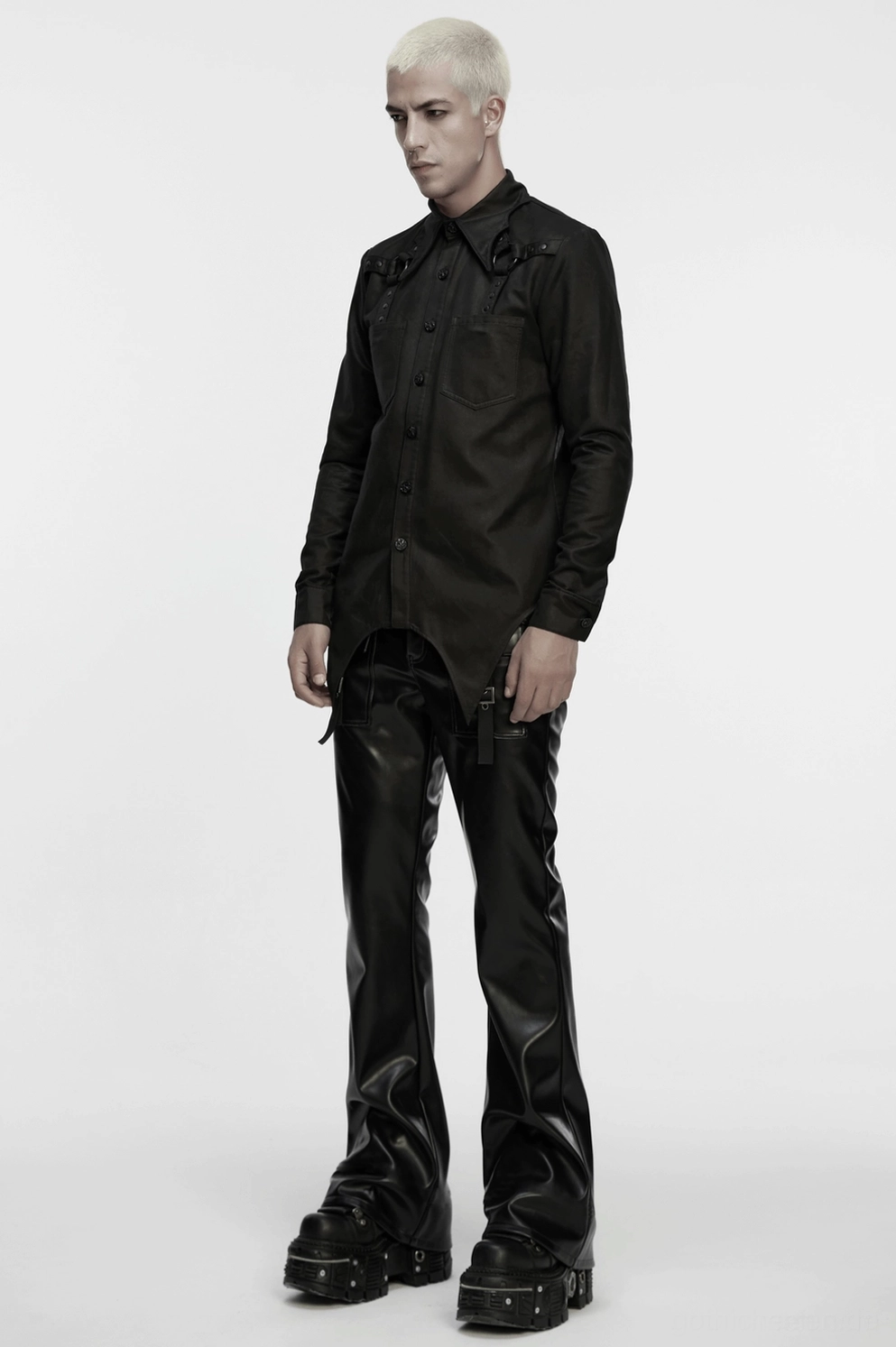 Cyberpunk-Gothic-Ästhetik - schwarzes Kunstlederhemd mit spitz zulaufender Saumkante und architektonischem Fledermaus-Kragen-Styling