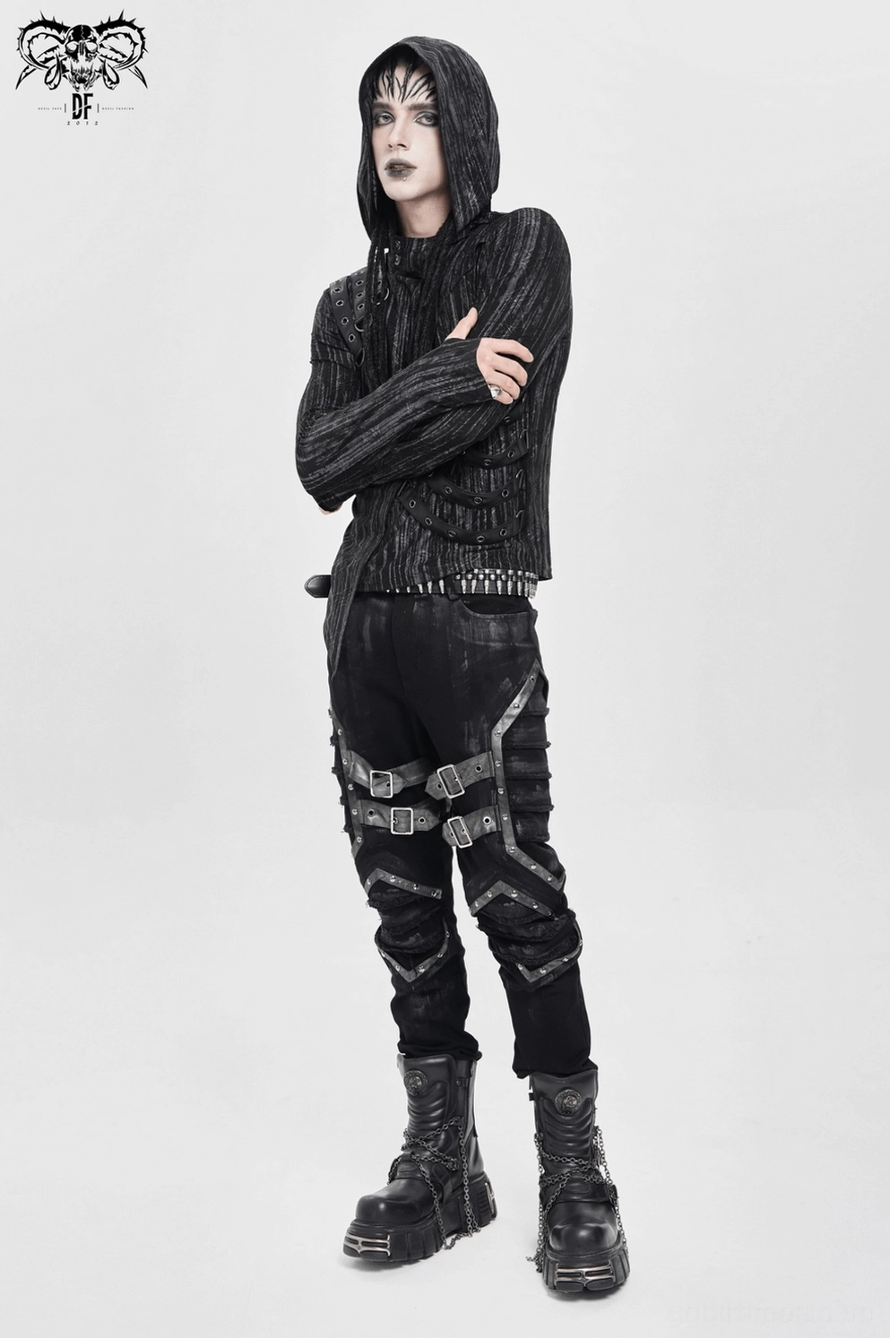 Mannequin trägt schwarzen Cyberpunk Kapuzenpullover, betont asymmetrischen Vordersaum und Schulter-Metallösen-Riemen