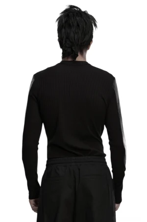Cyberpunk Langarm-Shirt Rückansicht mit geripptem Strickstoff und PU-Leder Ärmelakzenten – Industrial Gothic Design Detail