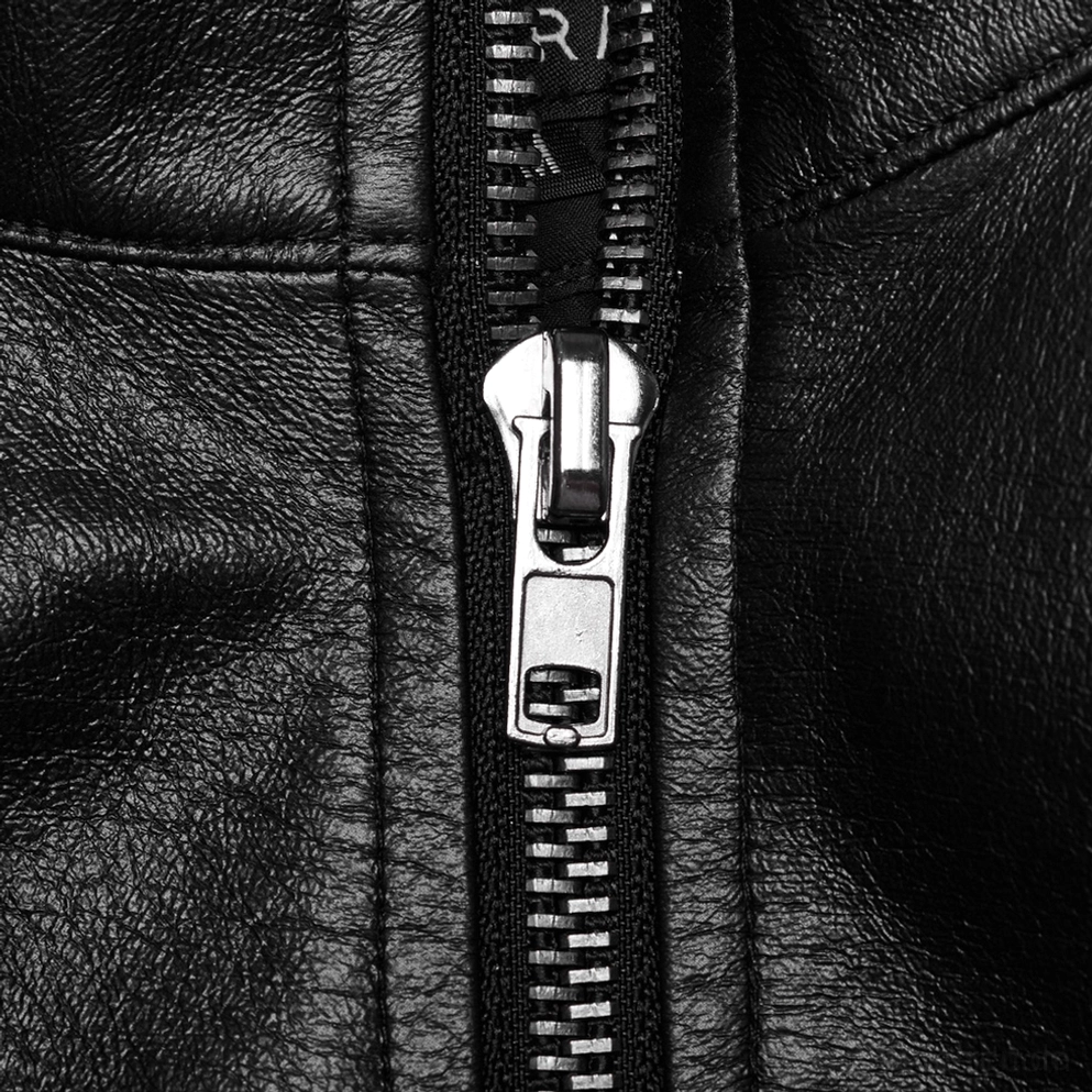Detaillierte Draufsicht des gotischen Cyberpunk-Schulter-Harness zeigt strukturelles Design und taktisches Riemen-Konfigurationssystem, Industrial Fashion
