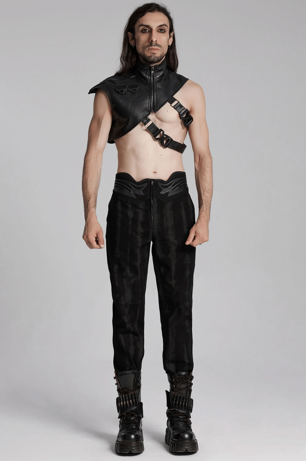 Ganzkörper-Styling-Ansicht des schwarzen Cyberpunk-Schulter-Harness getragen mit alternativer Fashion-Ästhetik, Subkulturelle Goth-Mode