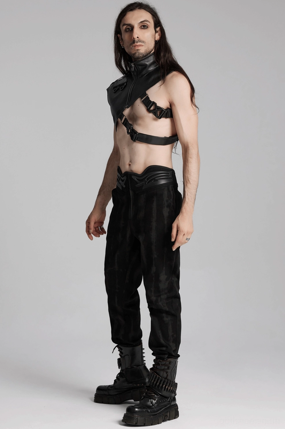 Cyberpunk-Schulterrüstung präsentiert post-industrielle Ästhetik und futuristische Design-Elemente für dunkle Fashion und alternative Szenen