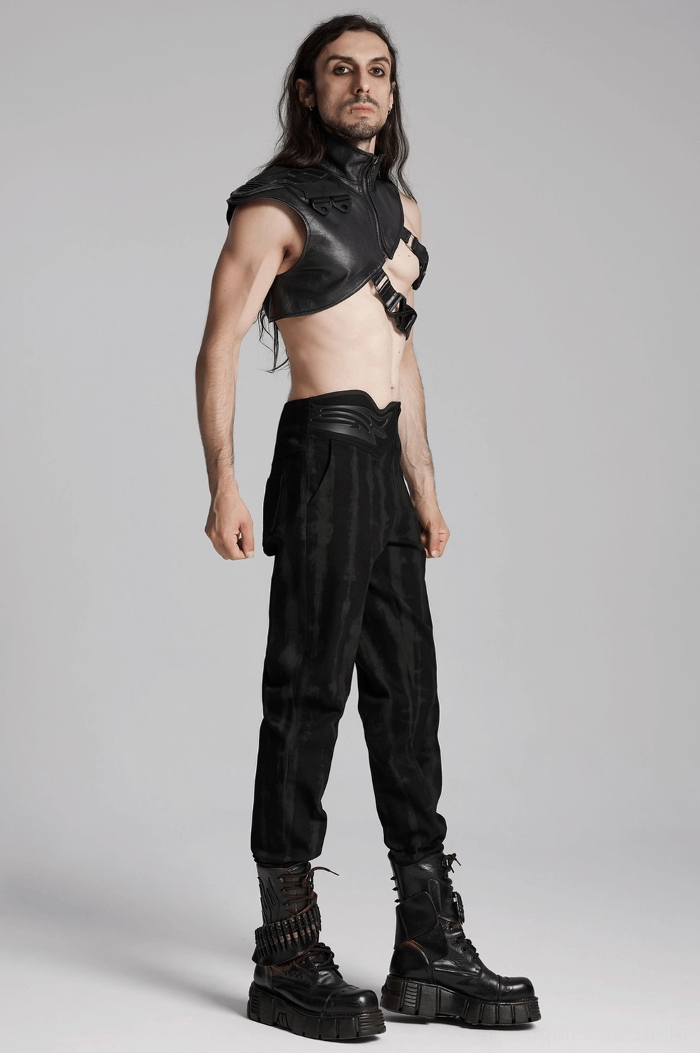 Produktdisplay des Cyberpunk-Taktik-Schulter-Harness in schwarzem Rubberisiertem Stoff für Gothic-Subkultur-Mode, Ledergeschirr Präsentation