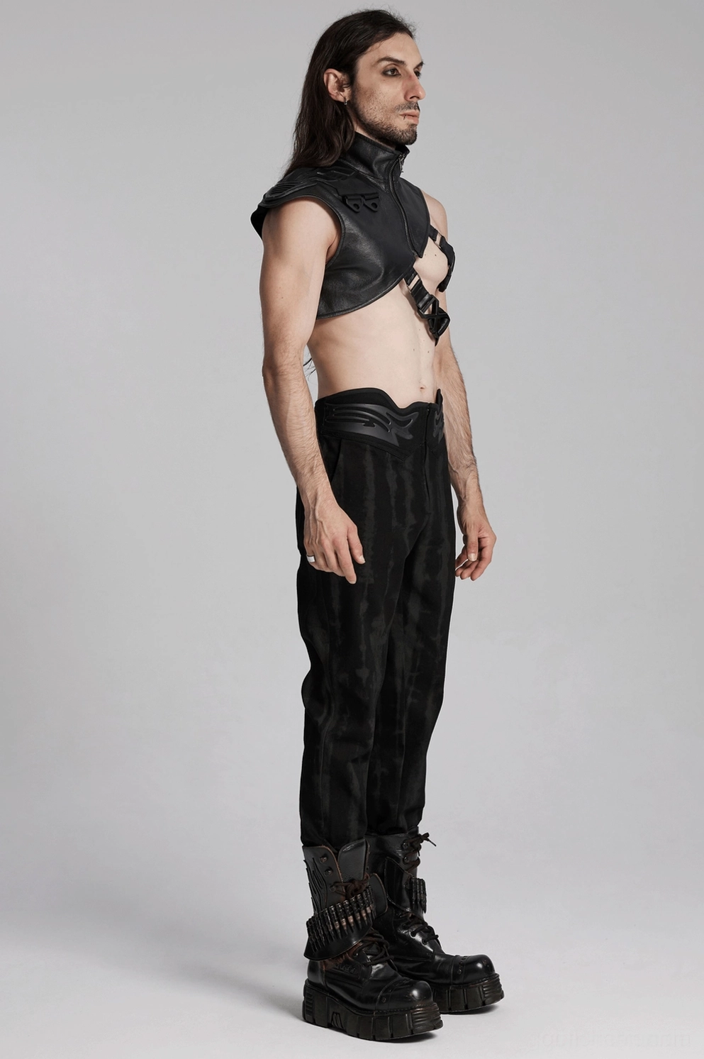 Alternative Winkel des Industrial-Gothic-Schulter-Harness mit Fokus auf Schnallen-Verstellung und Stehkragen-Design, Cyberpunk Detailwinkel