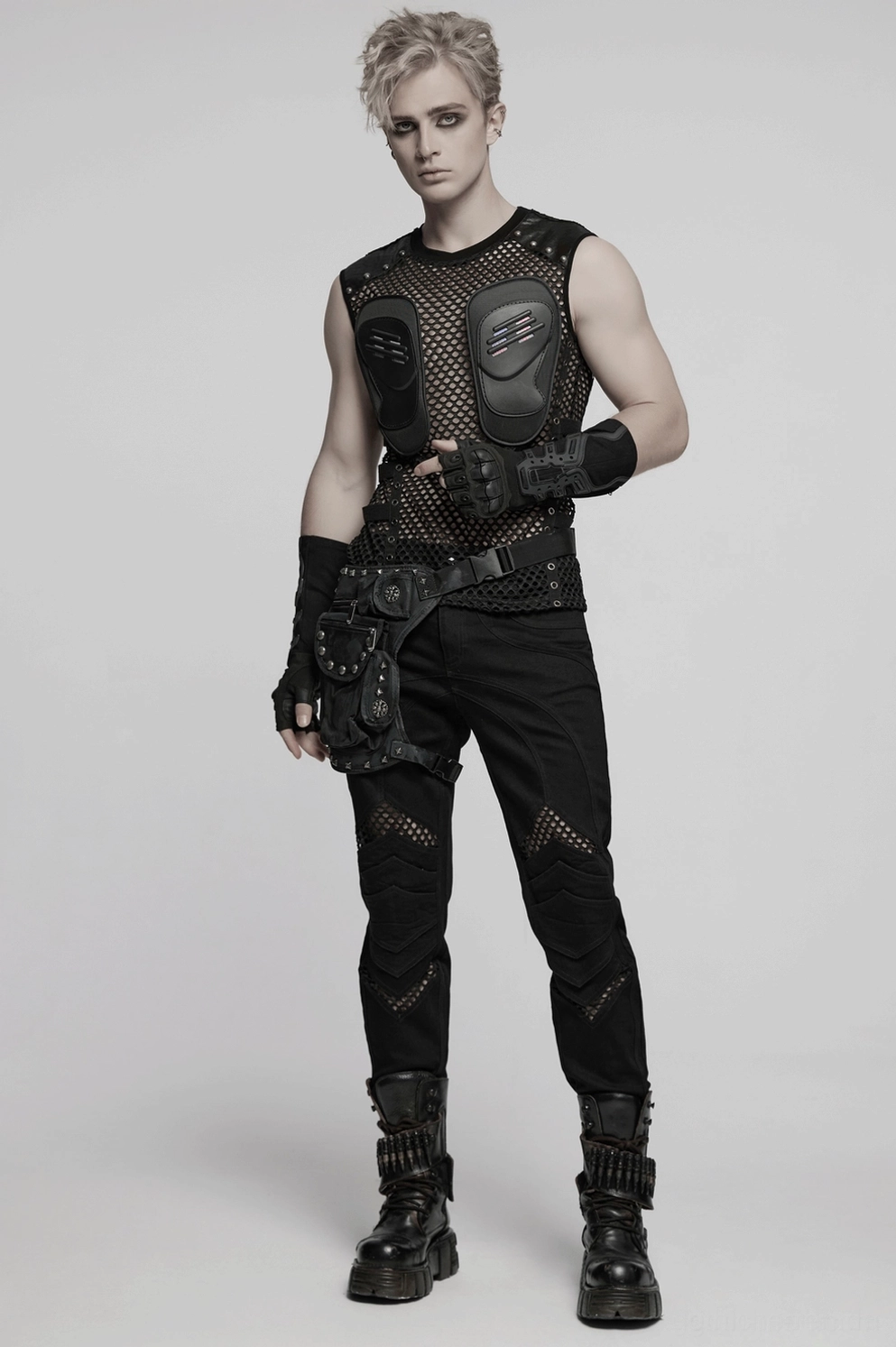 Herrn Cyberpunk Mesh Muskelshirt mit Metall-Nieten getragene Styling-Perspektive zeigt Praxis-Ästhetik