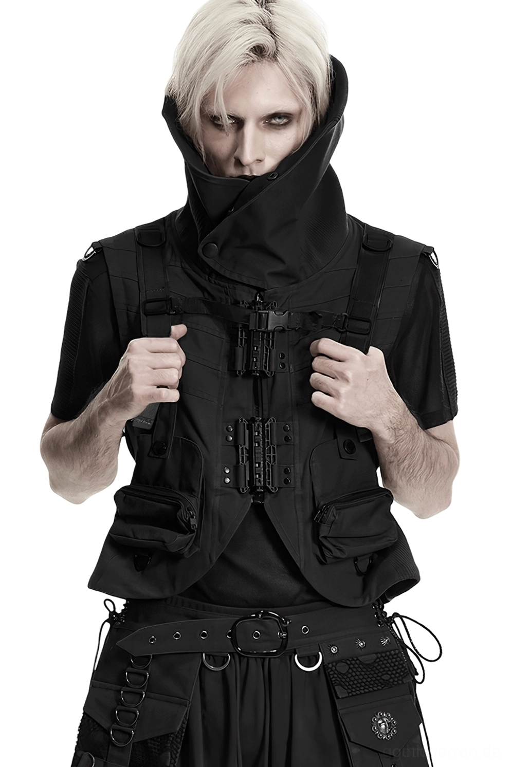 Cyberpunk Tactical Rucksack mit hängenden Metallketten und Totenkopf-Emblemen, zeigt Spray-Paint Distress-Details und Retro-Aesthetik mit authentischem Wear-Effekt