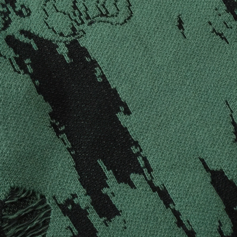 Komplettansicht des dunklen Gothic-übergroßen zerrissenen Strickpullover mit Gesamtsilhouette, Passform und Design-Details der Grunge-Mode